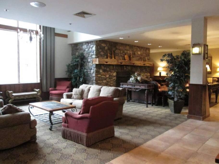 On Off 1br 1st Flr Sleeps 4 Jiminy Peak
