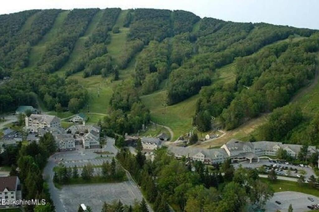 On Off 1br 1st Flr Sleeps 4 Jiminy Peak Hancock